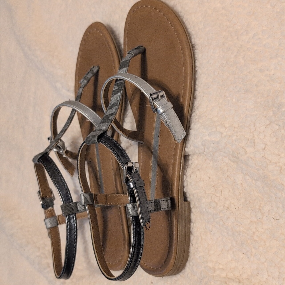 New Direction Silver  T-Strap Flat Sandals Size 8